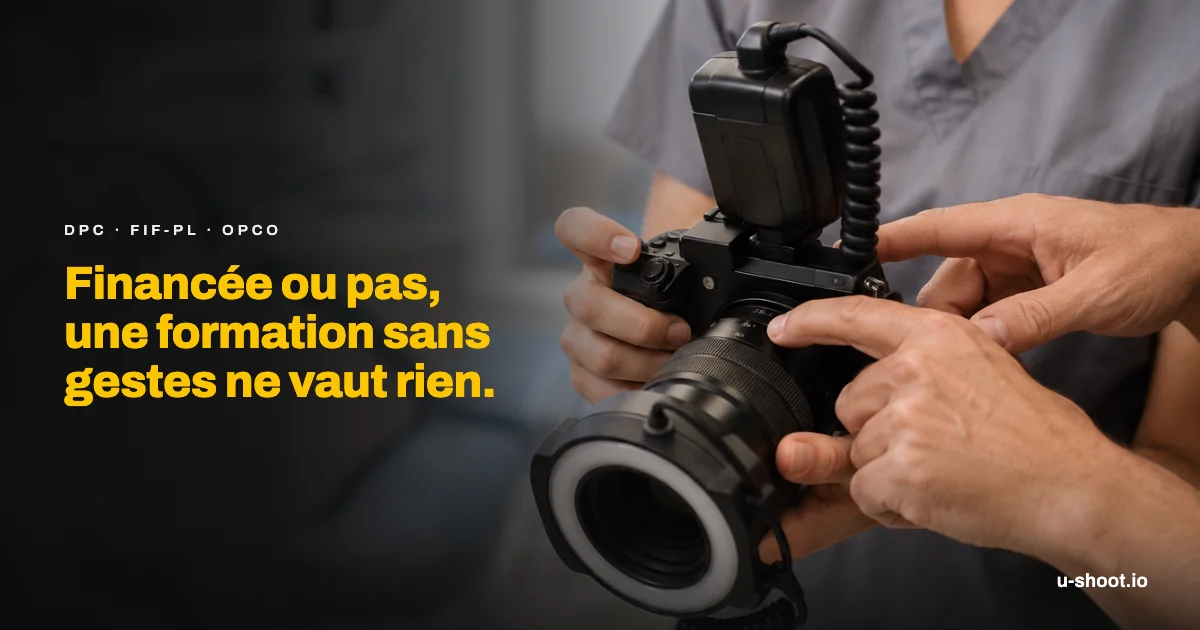 Deux mains guident celles d’une praticienne en blouse sur un boîtier hybride équipé d’un flash annulaire macro. Texte : DPC, FIF-PL, OPCO. Financée ou pas, une formation sans gestes ne vaut rien.