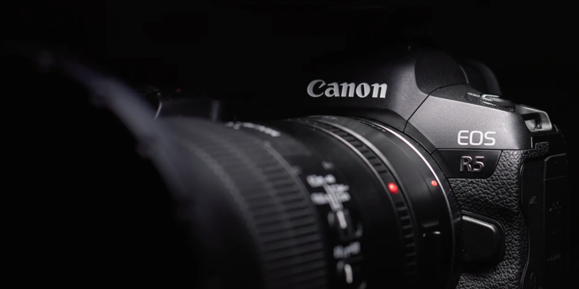 Boîtier hybride Canon EOS R5 utilisé en photographie dentaire