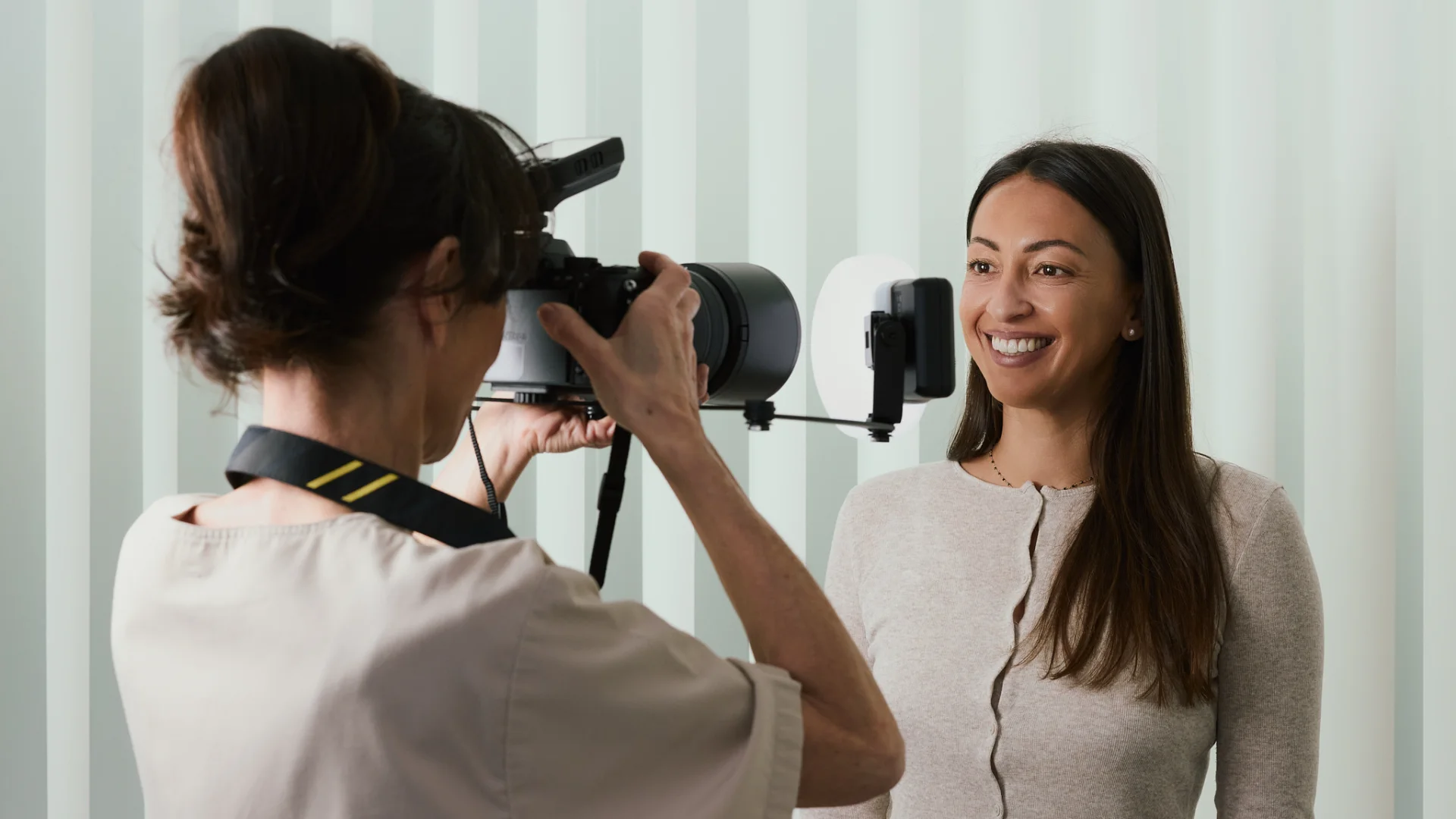 Praticienne en train de shooter au cabinet — studio USHOOT