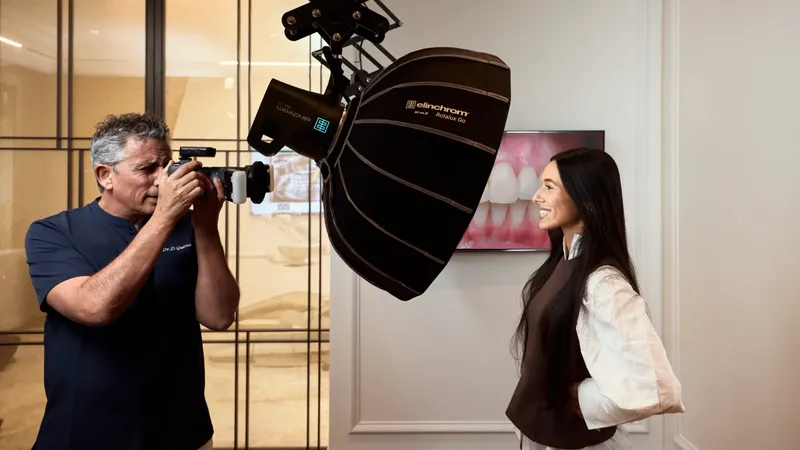 Dr D. Guenassia en photographie dentaire — patiente sous softbox Elinchrom dans un cabinet équipé par U-SHOOT