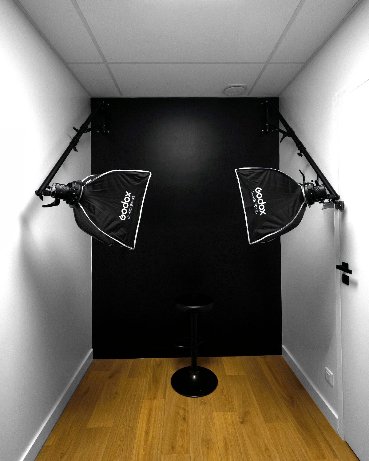 Cabine photo dentaire fond noir — double softbox Godox sur bras articulés