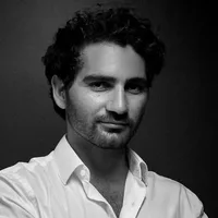 Dr Jonas Sayada, chirurgien-dentiste, cabinet dentaire Place de Mexico (Paris XVIe) — portrait U-SHOOT